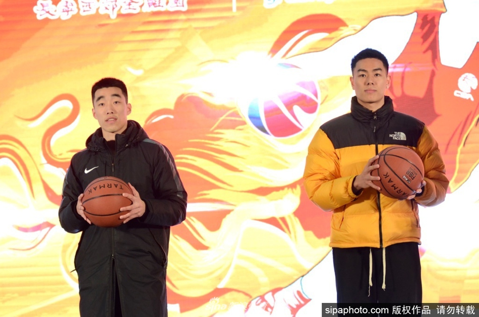 美媒曬五人全是字母哥陣容：踢足球的大哥也來湊數(shù)了