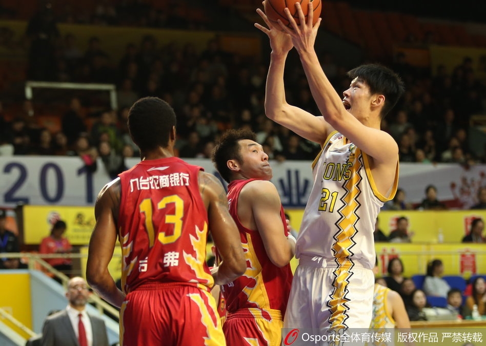 此前盧克·肖戰(zhàn)術(shù)犯規(guī)拉倒恩佐，裁判沒有給牌