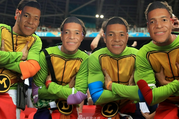 廷伯背后放倒多庫，裁判出示黃牌