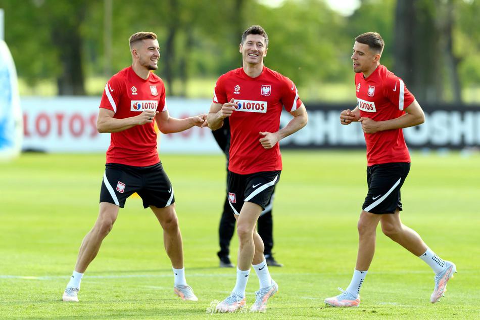 熱刺球員投訴對方防守隊員禁區(qū)內(nèi)手球，主裁經(jīng)VAR檢查后沒有判點