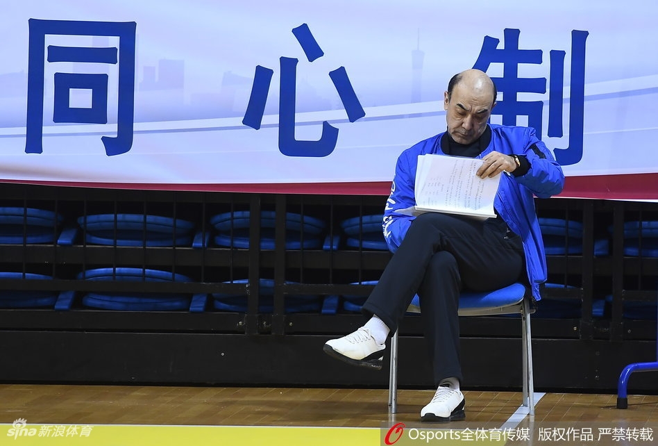記者：楊帆眉骨賽后縫了4針，看側(cè)臉都能看出擰著眉毛