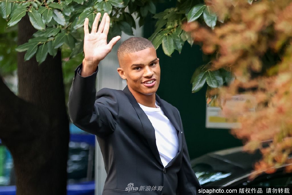 為什么勸中年男人少背斜挎包？看日本大叔就知道，這3種包更高級