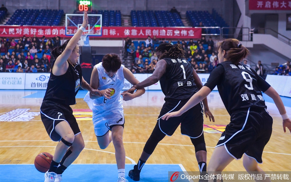 大型沖突現場！略倫特禁區(qū)倒地起爭執(zhí)，科克手掐對方門將脖子染黃