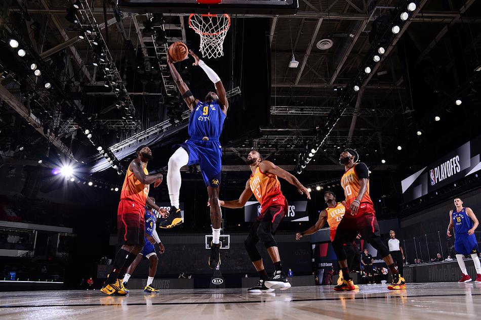 2025年10月19日 00:05:50奧拜爾                 周六，青島西海岸俱樂部宣布對張呈棟處以停薪、停訓(xùn)、停賽以及罰款5萬元的處罰。在對上海申花一戰(zhàn)，張呈棟因為辱罵邊裁而被紅牌
