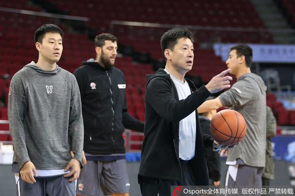 虎撲1月11日訊 今天NBA常規(guī)賽掘金主場迎戰(zhàn)籃網(wǎng)的比賽正在進行中，目前比分為掘金101-95籃網(wǎng)。掘金球員尼古拉-約基奇出戰(zhàn)30分鐘，17投11中，得到29分10籃板13助攻4搶斷。