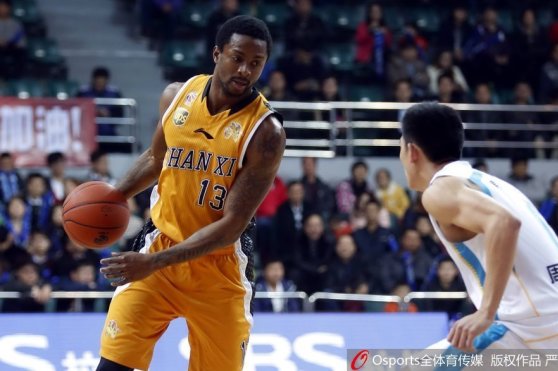 太陽報：阿森納vs紐卡的裁判違反規(guī)定，他向薩卡解釋時忘關麥克風