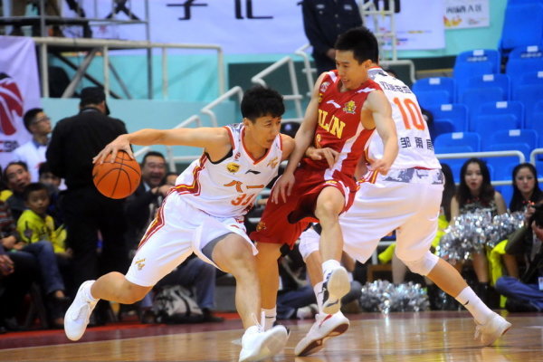 防守提升！申京釘板大帽后又完成搶斷，狄龍命中三分追至1分