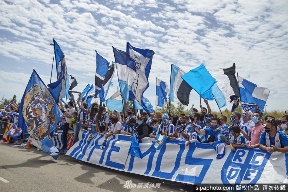 每體：赫羅納和科莫有意加西亞，但報價偏低巴薩考慮留下球員