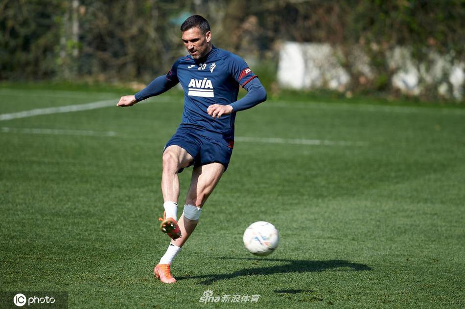 青訓(xùn)之光！范迪克青訓(xùn)母隊(duì)威廉二世以其名字命名看臺(tái)