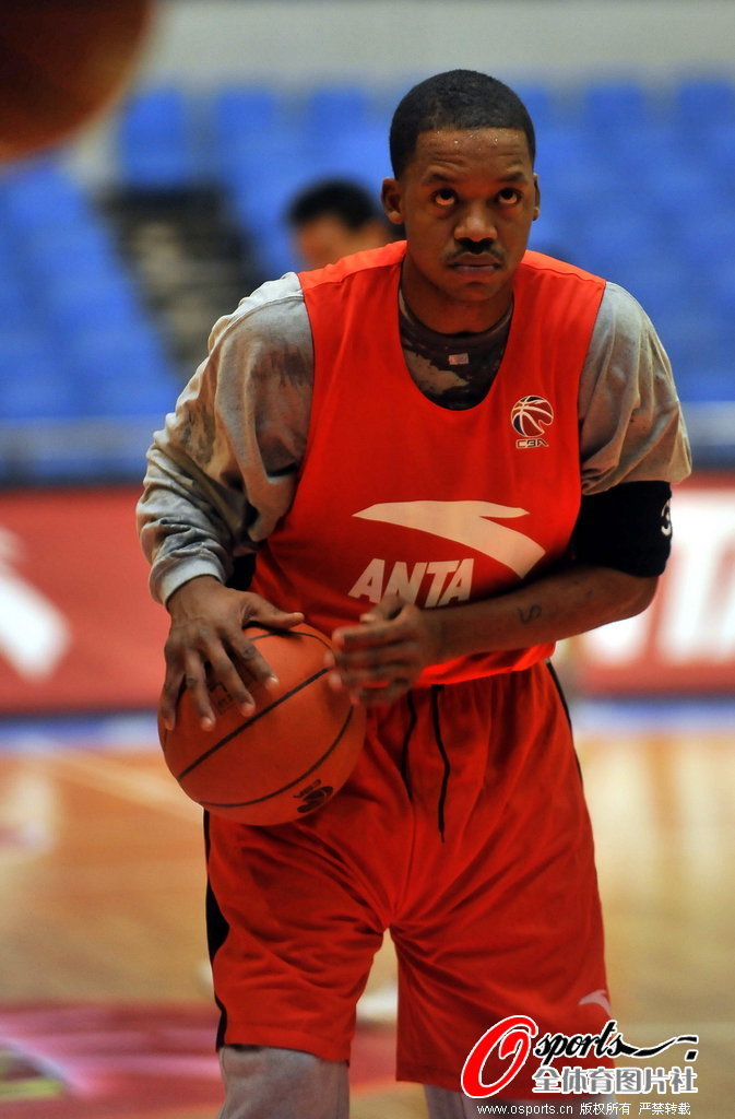 羅馬諾：迪薩西與維拉談妥個人條款，熱刺也與球員接洽