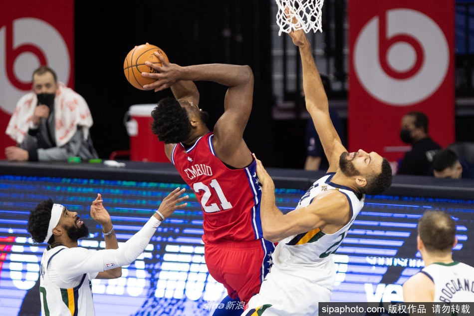 虎撲01月11日訊 今日NBA常規(guī)賽公牛對陣奇才的比賽正在進行中。比賽第三節(jié)，科比-懷特迎著巴特勒命中超遠三分，公牛三節(jié)領先27分。