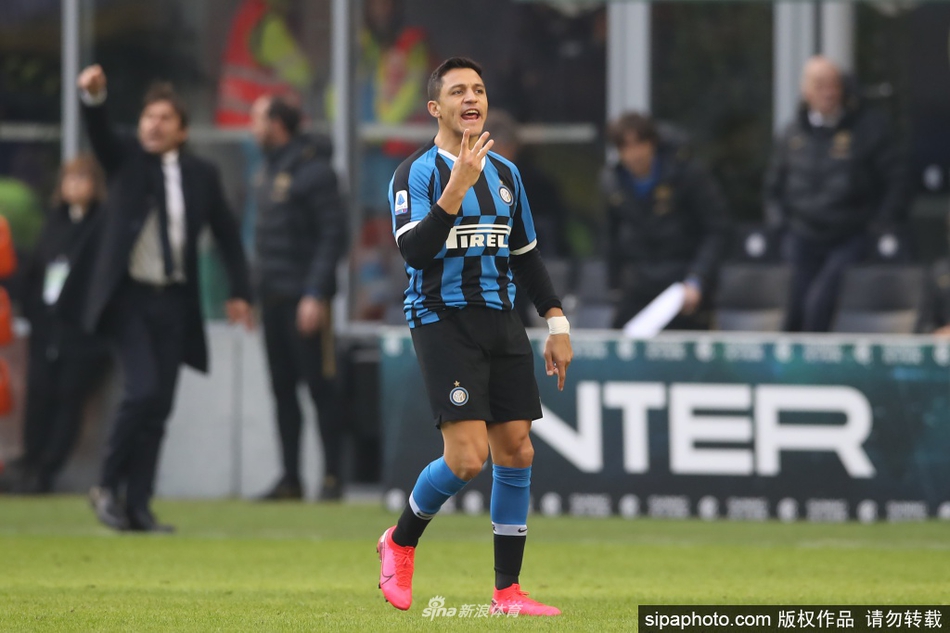 [流言板]格林一把抱住埃利斯破壞進攻，隨后撞倒埃利斯被吹進攻犯規(guī)