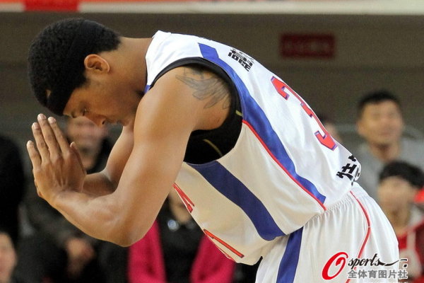 補時絕平！埃澤長傳助攻，馬丁內(nèi)利單刀吊射破門