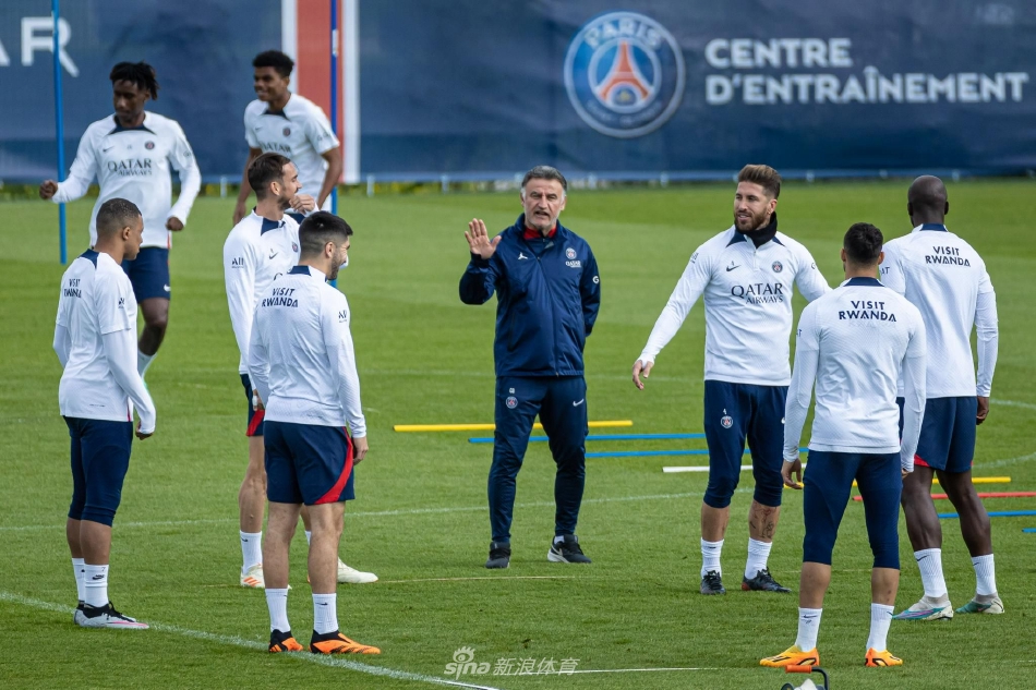 因傷缺席本場大名單！鏡頭給到看臺上觀戰(zhàn)的杜埃