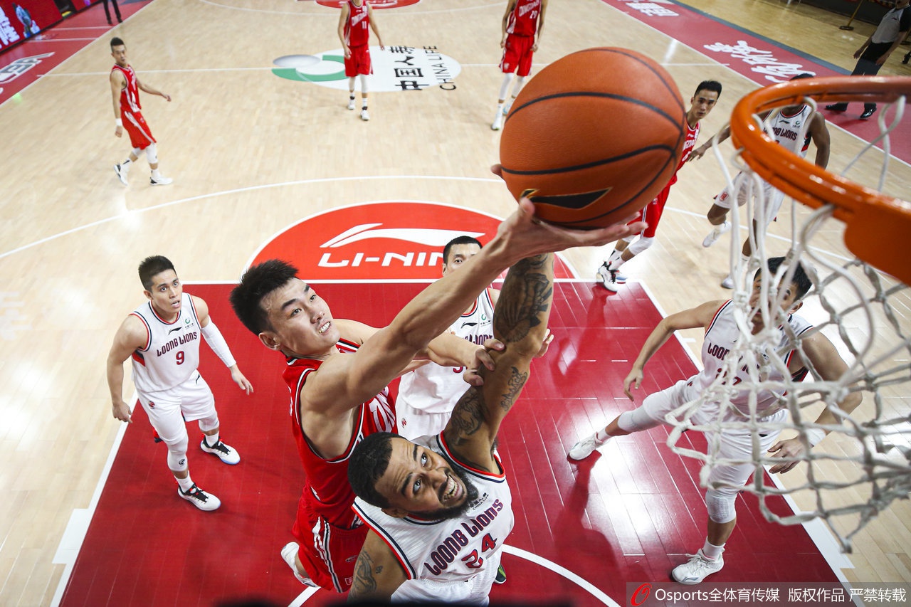 要開啟遁玉陵機關(guān)，首先需要找到并點亮四個火柱子。站在遁玉陵最高處的建筑物上可以觀察到三個火柱子，使用火元素角色技能依次點亮它們。隨后根據(jù)箭頭指示的方向飛下懸崖，在下方找到第四個隱藏的火柱子并用火元素點
