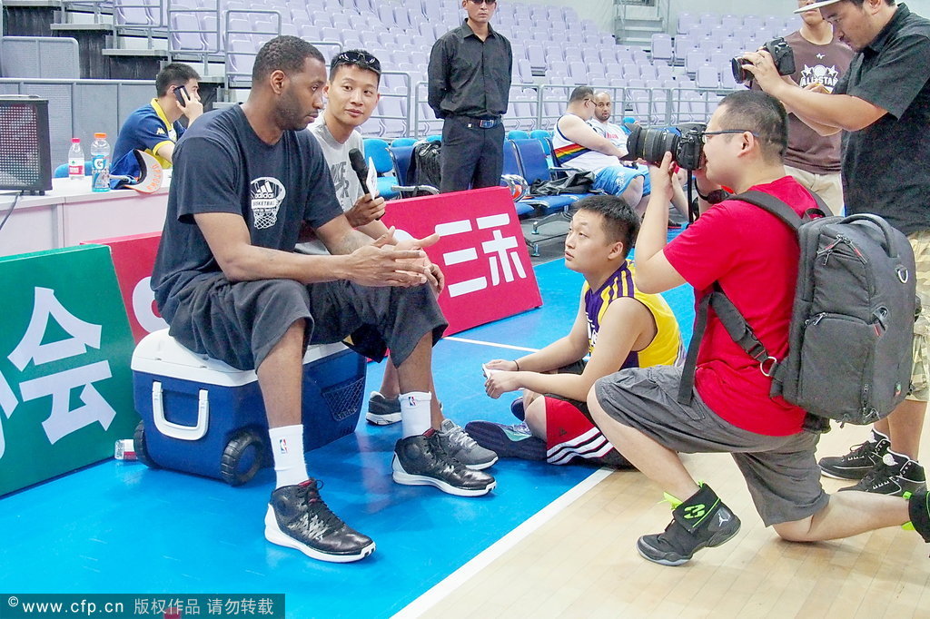 有心了！俄勒岡大學(xué)現(xiàn)場有同曦球迷手持林瘋狂標語為林葳加油助威