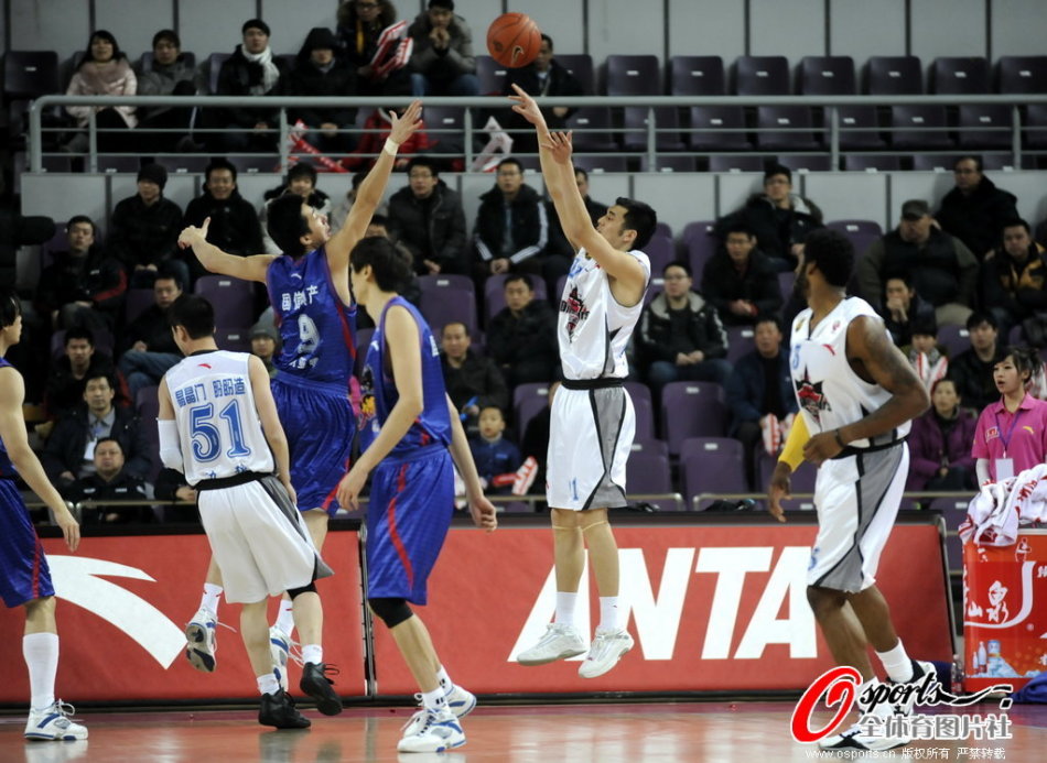 逆天失誤！洛里開球猶猶豫豫，遭上搶撞射破門