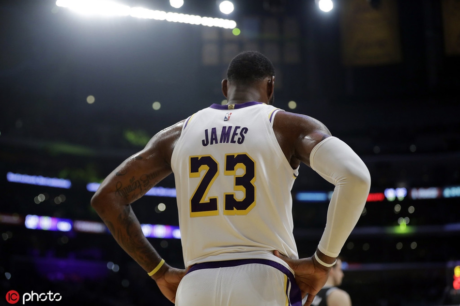 維尼修斯的點球被VAR取消后，伯納烏內(nèi)球迷高喊“內(nèi)格雷拉”