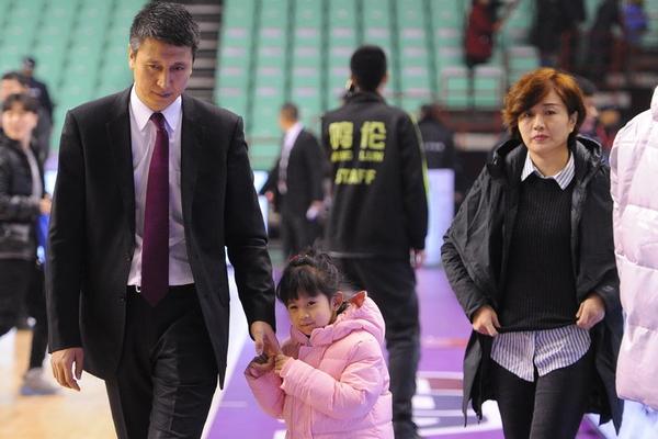 曼城戰(zhàn)勝萊斯特城后，哈蘭德告訴瓜迪奧拉要和球迷一起慶祝