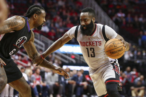 淡淡的憂傷！納吉搶籃板踢到波爾津吉斯要害，后者痛苦倒地