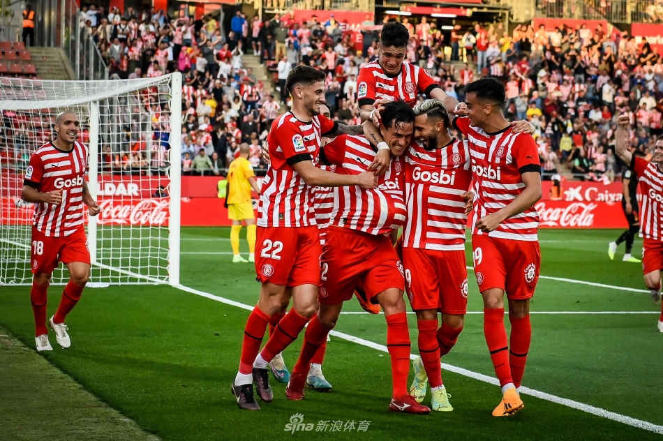 首秀傳射！迪亞斯助攻凱恩晃開防守攻入賽季首球，拜仁4