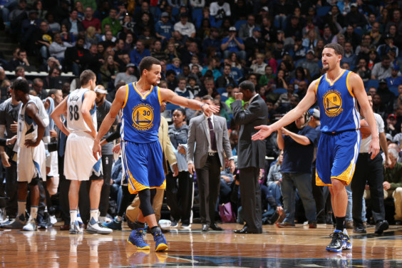 虎撲01月07日訊 NBA常規(guī)賽熱火對(duì)陣國王的比賽正在進(jìn)行中。第二節(jié)比賽中，德羅贊翻身左手挑籃打進(jìn)得到10分，國王首位得分上雙。目前薩博尼斯8分8籃板，蒙克9分2助攻。