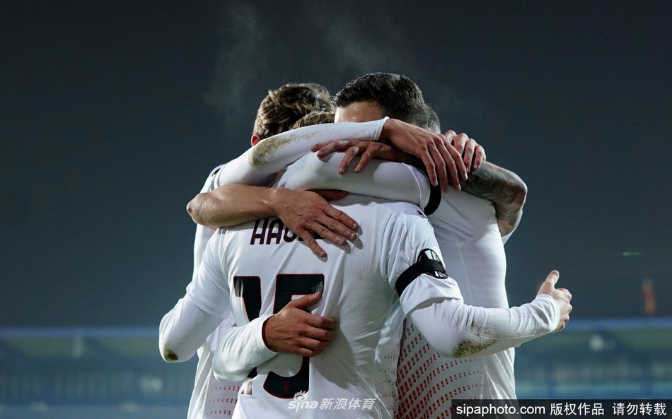 離譜??恩昆庫禁區(qū)兩次被犯規(guī)倒地，VAR介入僅裁定第二次未犯規(guī)