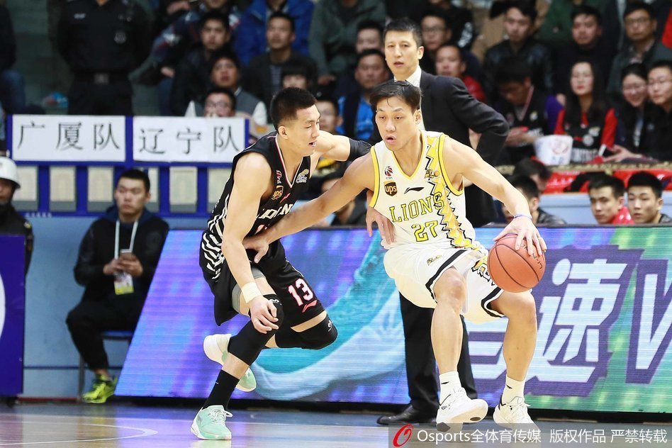 記者：楊帆眉骨賽后縫了4針，看側(cè)臉都能看出擰著眉毛