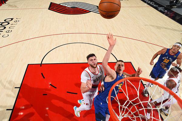 施羅德上半場兩分 下半場10中5拿到14分7助 最后時刻連得4分