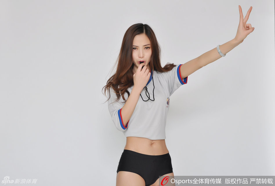 關(guān)鍵！吉滕斯遠射、埃斯特旺兜射死角，瑪瑪達什維利精彩兩連撲