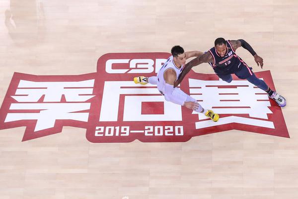 廷伯背后放倒多庫，裁判出示黃牌