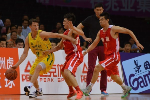 虎撲01月17日訊 NBA常規(guī)賽火箭對陣國王的比賽正在進行中。第四節(jié)比賽中，杰倫-格林命中關(guān)鍵三分，德羅贊立刻打成2+1回應(yīng)再領(lǐng)先5分。
