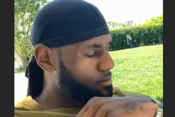 76人曬復(fù)古球場地板涂裝！看到這個時期的Logo吧友們最先想到誰？