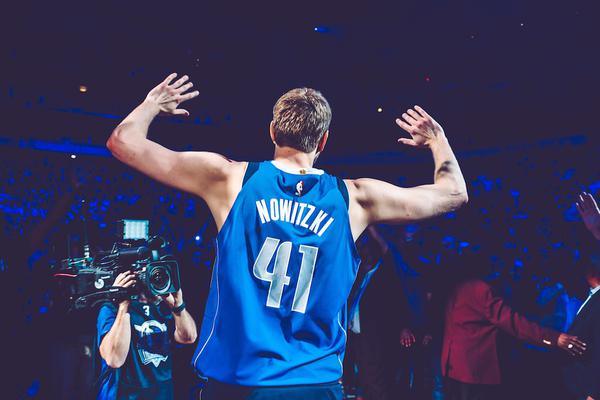 2025年09月24日 23:26:31懂球帝                 9月24日，奧運冠軍、乒乓球名將王楚欽與梅賽德斯-奔馳正式官宣，成為品牌新銳大使。 原文如下 還用官宣嗎？天天一起出門，
