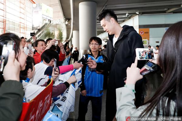沒有點球！普利西奇禁區(qū)被防守球員拉倒，VAR沒有介入回看