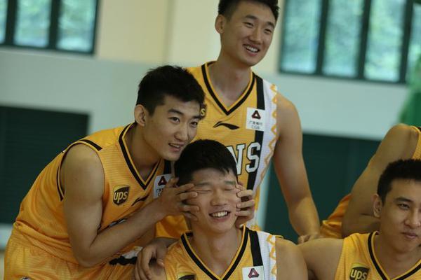 官方：多納魯馬奪得2025年雅辛獎，個人第二次獲獎