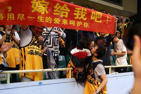 0球0助！法媒：小埃梅里面臨職業(yè)生涯的低谷，在巴黎已經(jīng)淪為替補(bǔ)