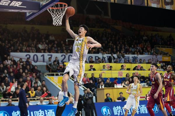 2025年10月12日 02:20:15懂球帝                 近日，在意大利特倫托體育節(jié)上伊布拉希莫維奇接受采訪，回顧了他輝煌的球員生涯，并分享了如今在米蘭管理層的工作體驗。同時伊布
