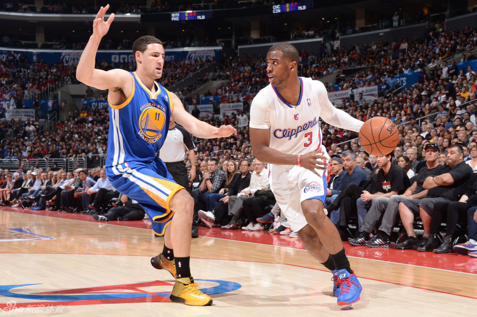 找到古巖巨蜥，先傳送到南天門或天遒谷附近的七天神像。這兩個傳送點都能快速抵達目標區(qū)域，從天遒谷出發(fā)的話，跨過湖泊后翻過山頭就能看到洞口；從南天門走則更直接，沿著山路一直往前就能發(fā)現(xiàn)隱藏在山體中的洞穴入
