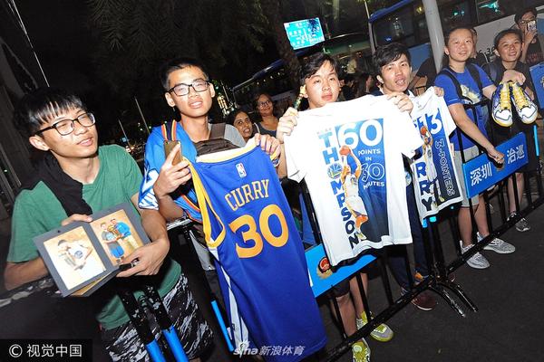 [流言板]勢大力沉！西蒙斯反擊接球起飛完成暴扣，首節(jié)5投4中得到8分