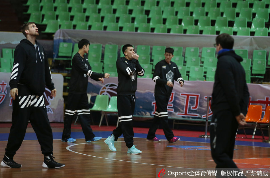 Shams：米德爾頓預(yù)計(jì)將缺席雄鹿對(duì)陣76人的揭幕戰(zhàn)