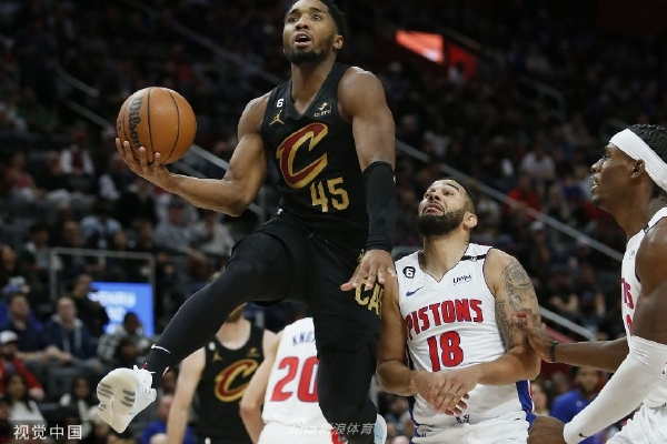 右腳11球+頭球4球！布萊頓曬海報，祝賀三笘薰加冕英超日本射手王