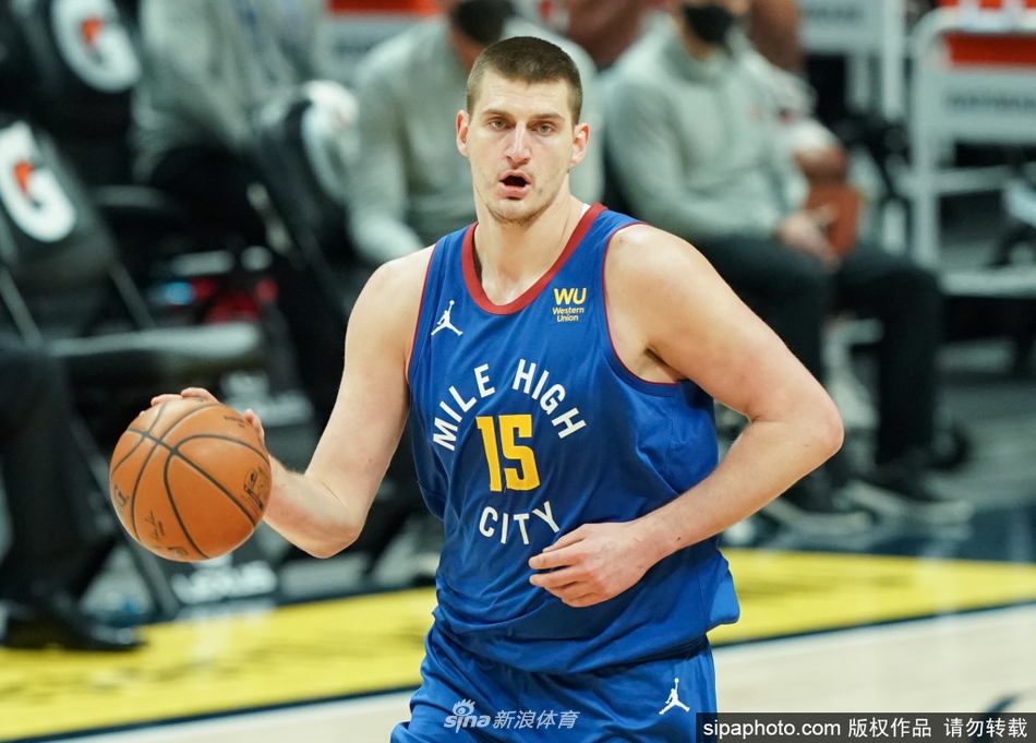 直播吧9月21日訊 曼聯(lián)傳奇球星貝克漢姆接受TA專訪，承認他和加里-內(nèi)維爾共同擁有的英乙俱樂部索爾福德城曾面臨“嚴重的麻煩”，并透露了他們?nèi)绾谓M建新財團“拯救”俱樂部的內(nèi)幕。貝克漢姆先生，當內(nèi)維爾向您
