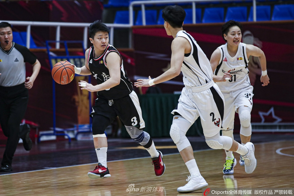 [流言板]失誤如麻！蒙克搶斷李凱爾后助卡特空接扣籃，勇士已12失誤