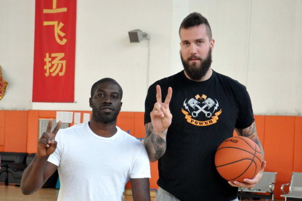 楊毅：利拉德給人的震撼感不在庫里之下 前者強攻的球比庫里更多