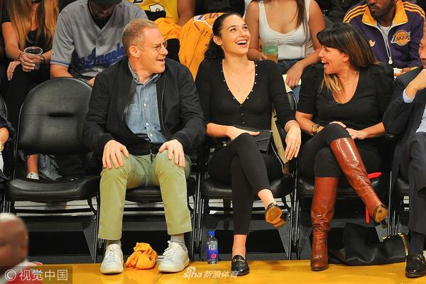 蘇媒：江蘇省省長(zhǎng)與英國(guó)駐華大使互換“蘇超”、曼城隊(duì)球衣