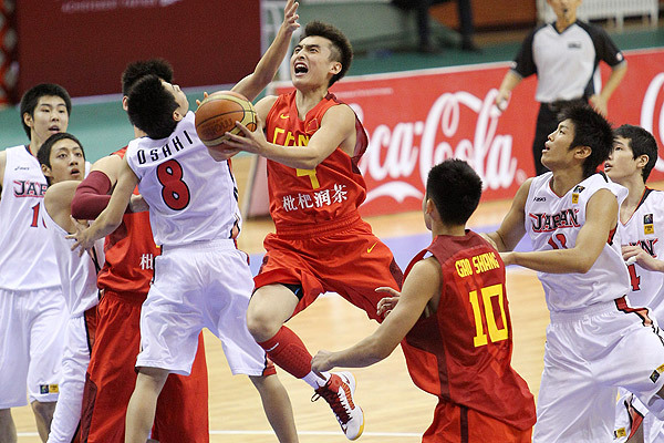 這身材??馬萊萊美女經(jīng)紀人曬照，她與馬萊萊和訓練師一起健身