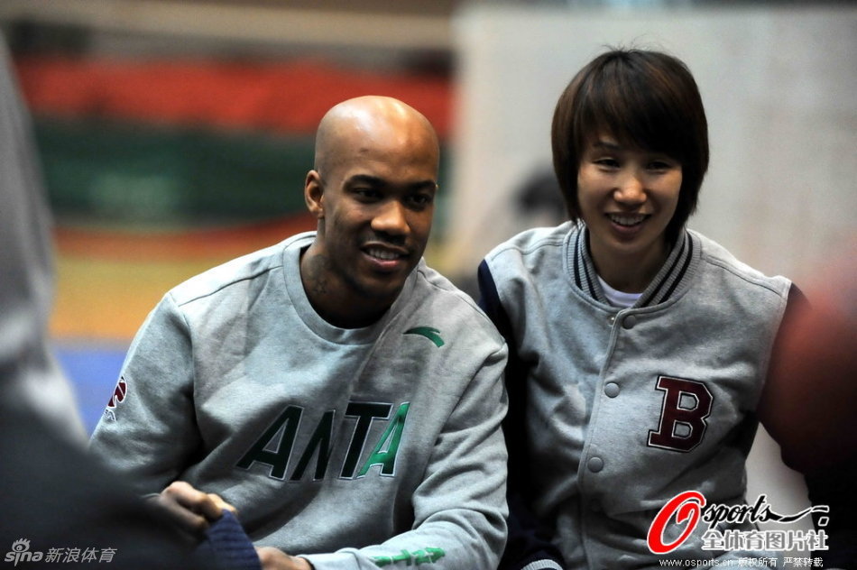 歡迎歸來！伯納爾時隔一年多傷愈復出，全隊為他送上掌聲