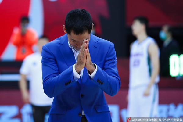 直播吧9月11日訊 男籃歐錦賽1/4決賽，德國(guó)男籃半場(chǎng)45-51落后斯洛文尼亞男籃。上半場(chǎng)，德國(guó)男籃后衛(wèi)施羅德手感不佳，打了17分鐘10投3中，三分4中0、罰球4中4拿到10分2籃板4助攻，正負(fù)值-6