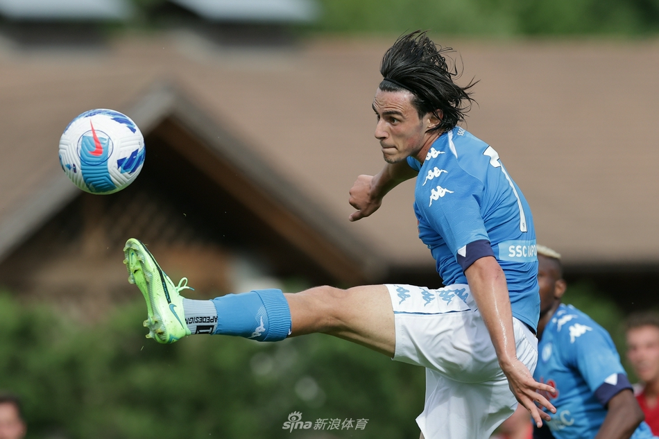 狠人！記者：孔塞桑因不滿表現(xiàn)一拳打壞電視 米蘭帶的藥幾乎用完